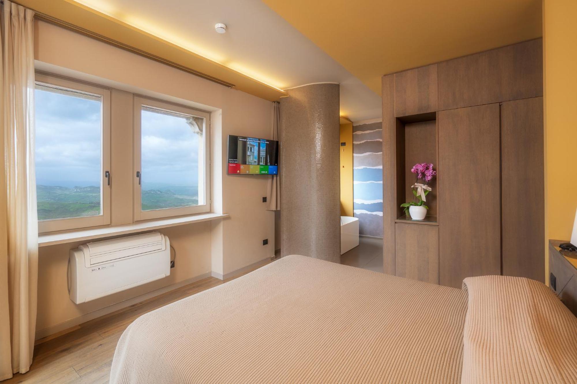 Titano Hotel 4*